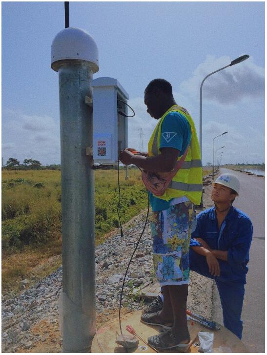 工人在觀測墩上搭建觀測站，這樣的觀測站共有11個